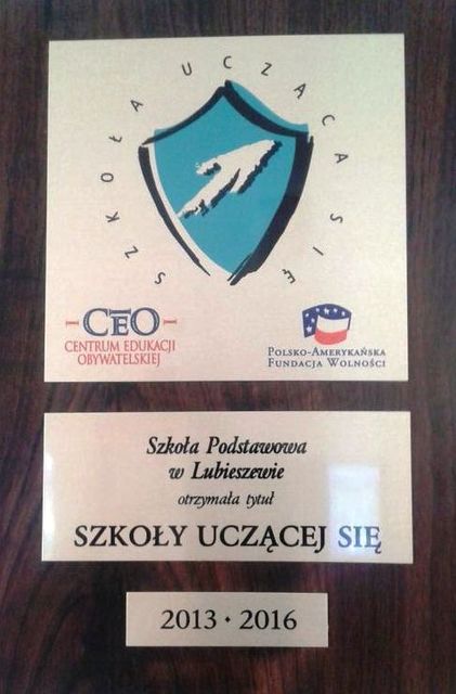 Tabliczka - Szkoła Podstawowa w Lubieszewie otrzymała tytuł Szkoły uczącej Się 2013-2016